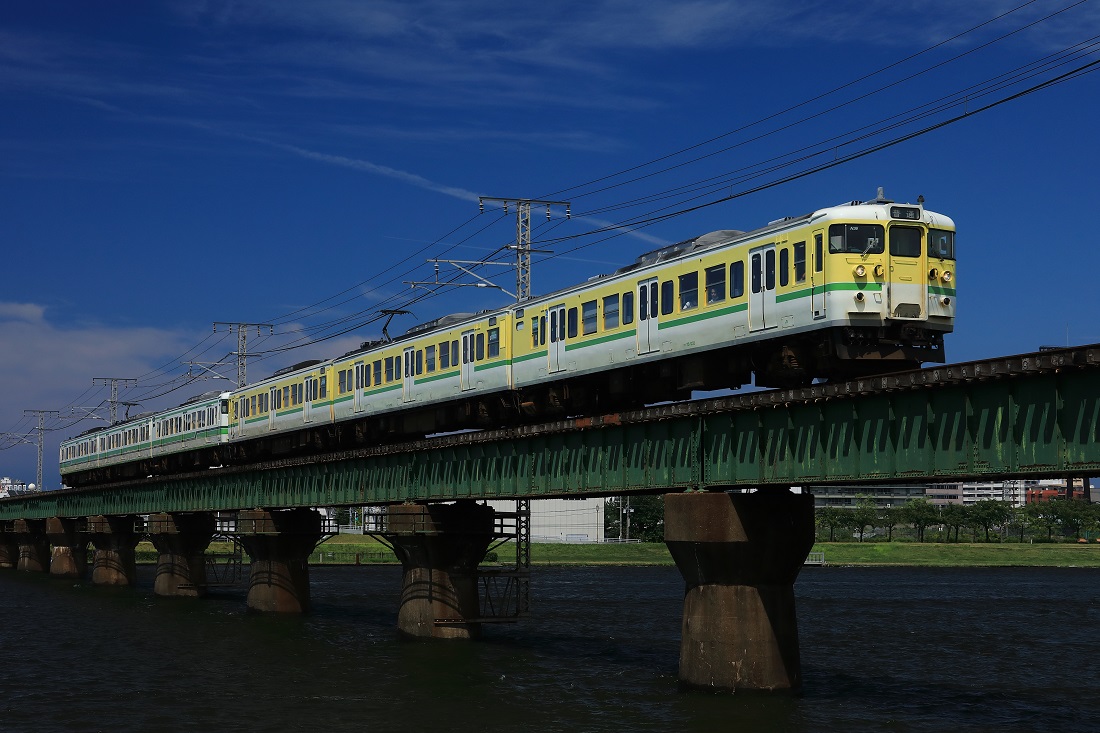 115系越後線143M:信濃川橋梁