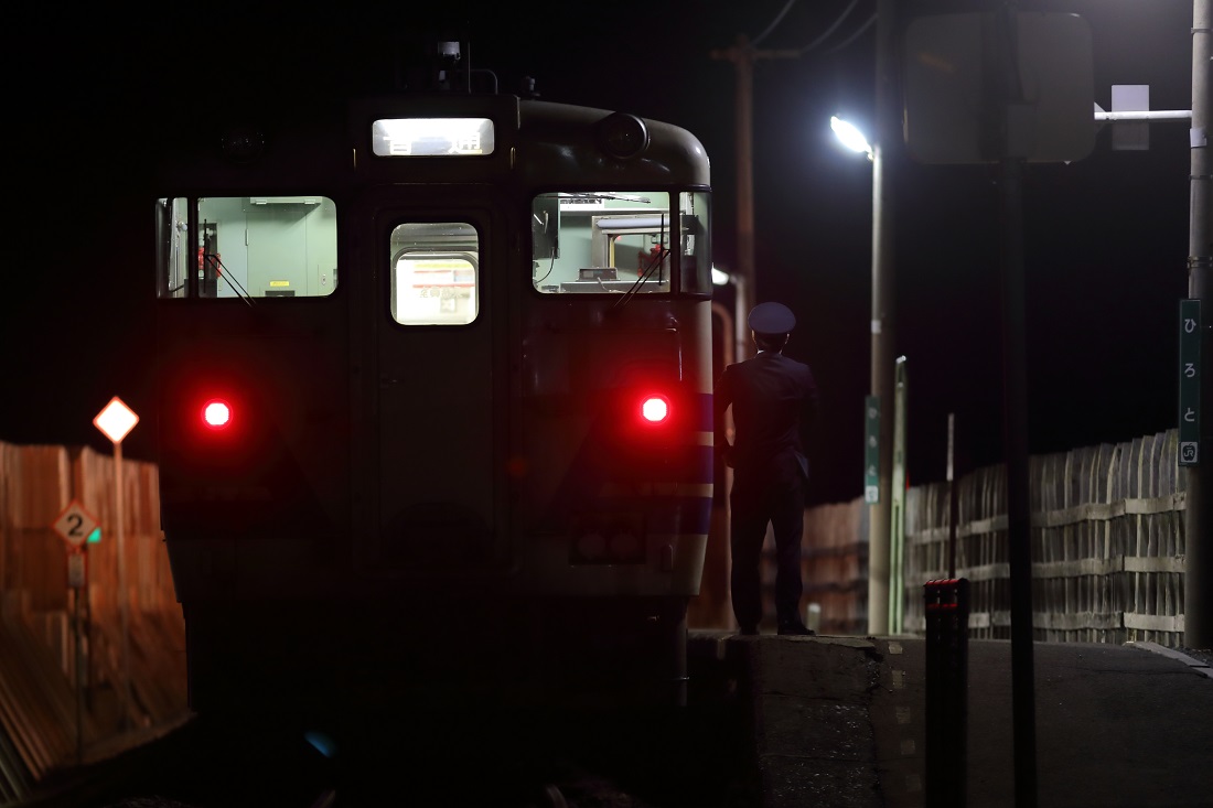 キハ40系五能線 : 広戸駅の夜