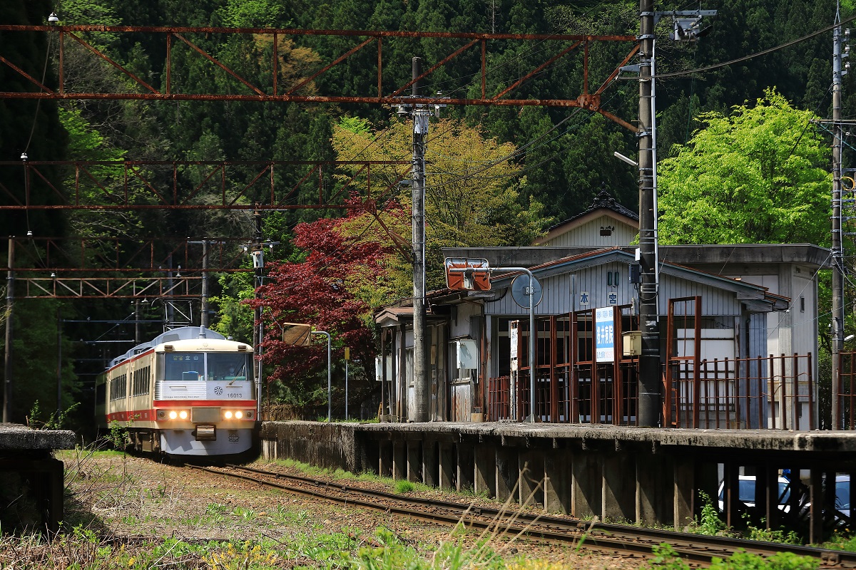 富山地方鉄道16010系「アルペン特急」 : 本宮駅
